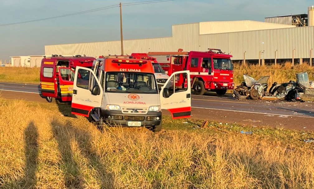 Acidente entre carros mata três pessoas na SP-257 em Américo Brasiliense — Foto:  Gabriela Martins/acidade on