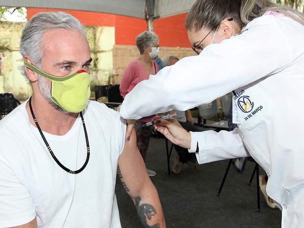 Mateus Carrieri é vacinado em SP (Foto: Marcos Ribas/Brazil News)