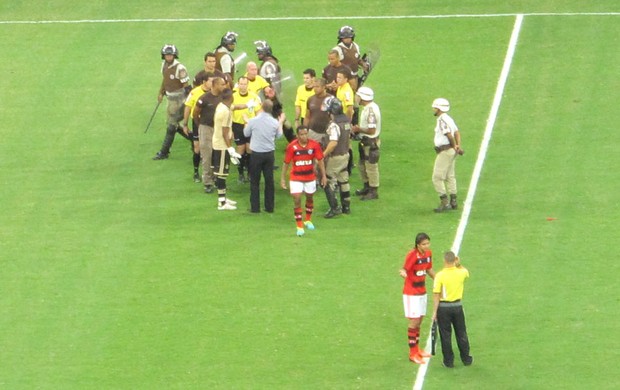 No segundo gol do Bahia, árbitro diz que assistente pediu informação