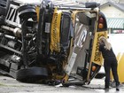 Ônibus escolar cai de viaduto e mata duas estudantes em Houston
