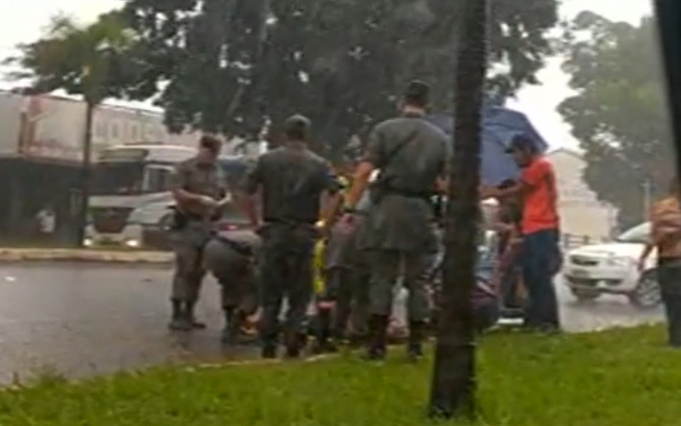 Policiais militares prestam socorro a irmãs atropeladas na faixa de pedestres em Luziânia — Foto: Reprodução/TV anhanguera
