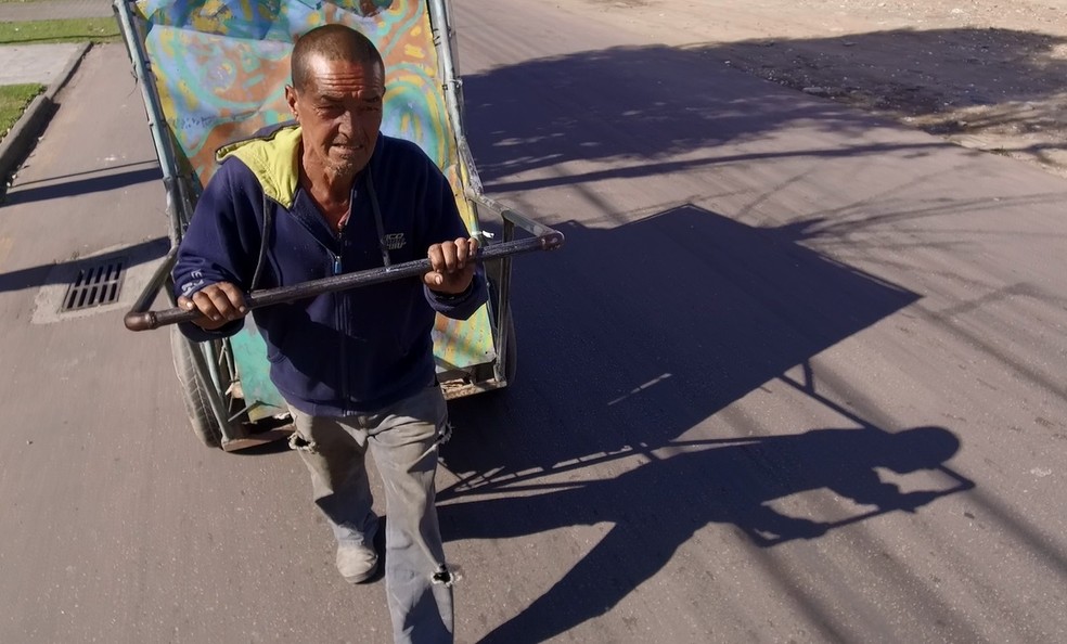 João Carlos de Lima trabalha como carrinheiro nas ruas (Foto: Weliton Martins/Reprodução)