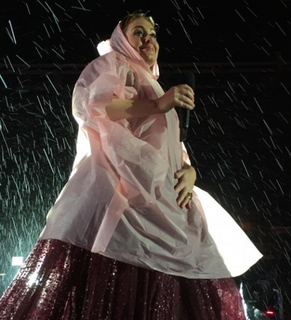 A cantora Adele protegida com uma capa de chuva durante show na Nova Zelândia (Foto: Instagram)