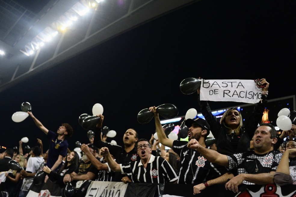 Torcedora do Corinthians pede fim do racismo — Foto: Marcos Ribolli