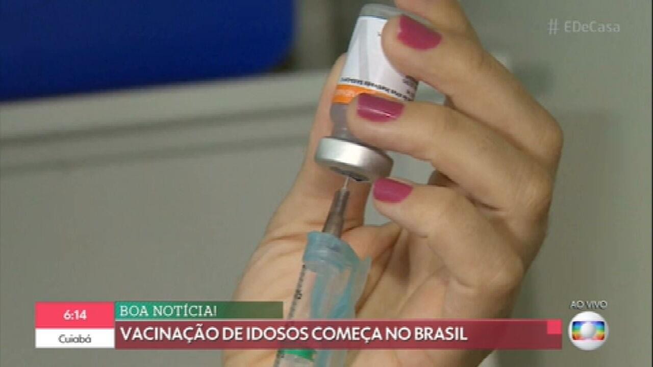 Vacinação dos idosos contra Covid-19 começa em vários estados