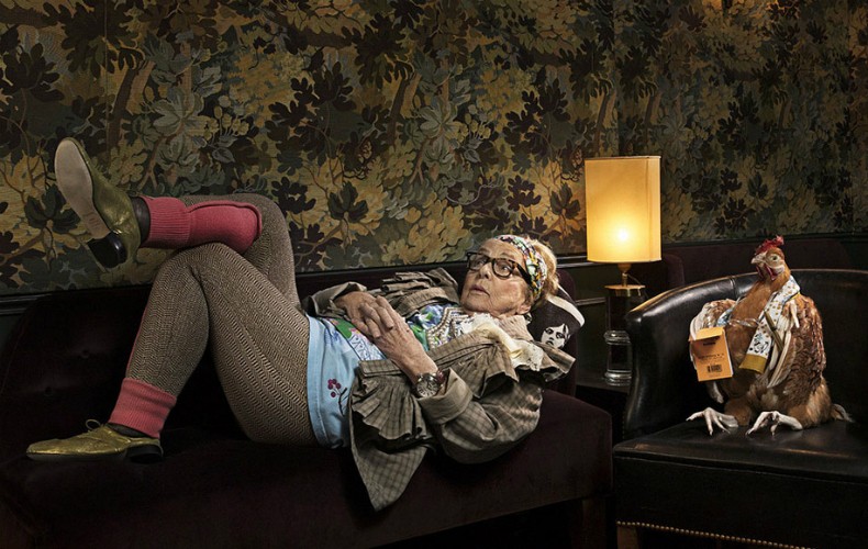 Fotógrafo tira a avó da depressão com fotos inusitadas na companhia de galo (Foto: Sacha Goldberger)