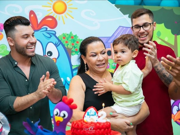 Léo, filho de Marília Mendonça e Murilo Huff, comemora 2 aninhos com o pai, a avó Ruth Moreira e o tio Gustavo (Foto: AURELIA AF KIDS FOTOS)