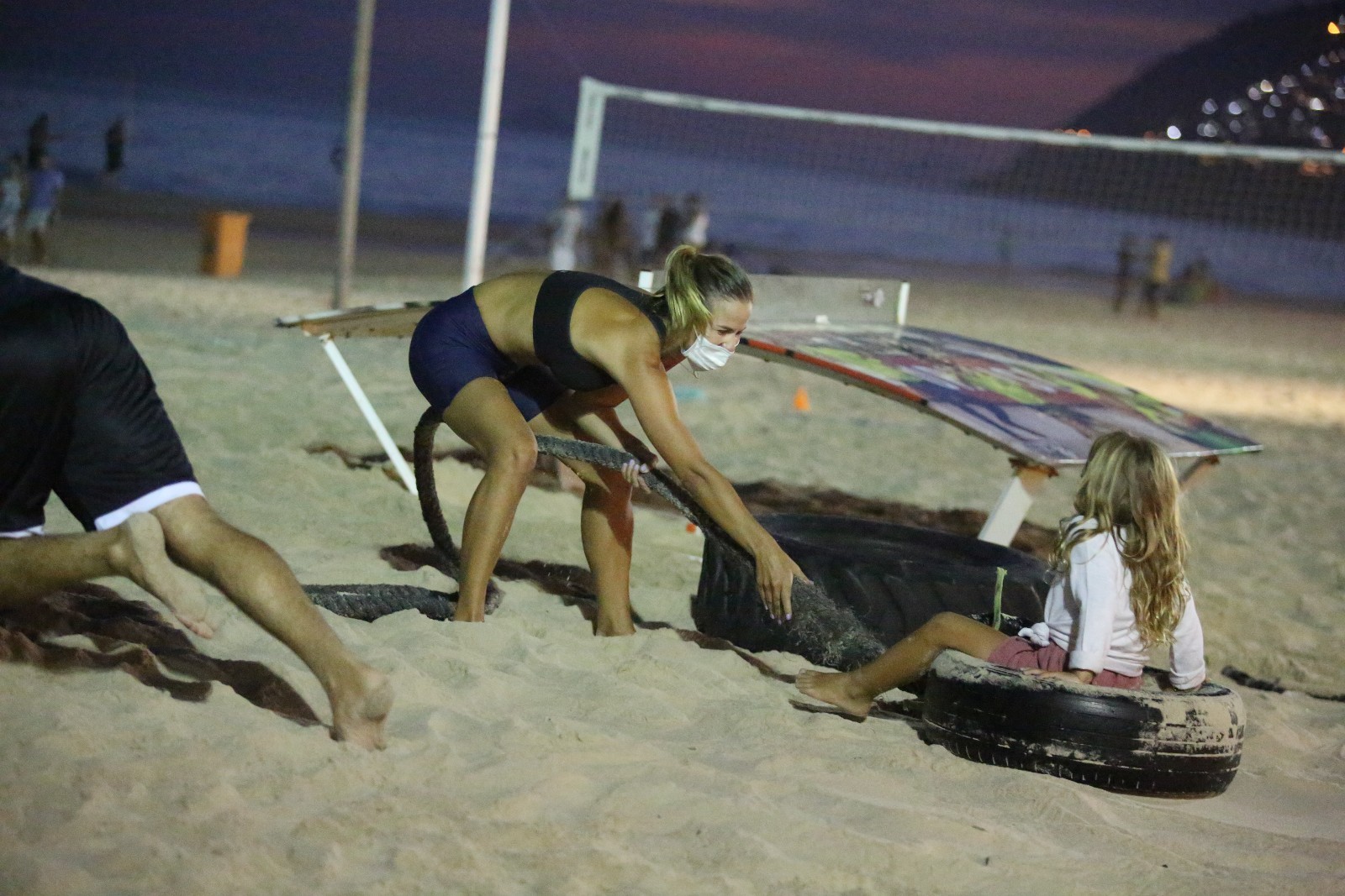 Luiza Valdetaro treina com a filha Sophia (Foto: Gabriel Rangel/Ag News)