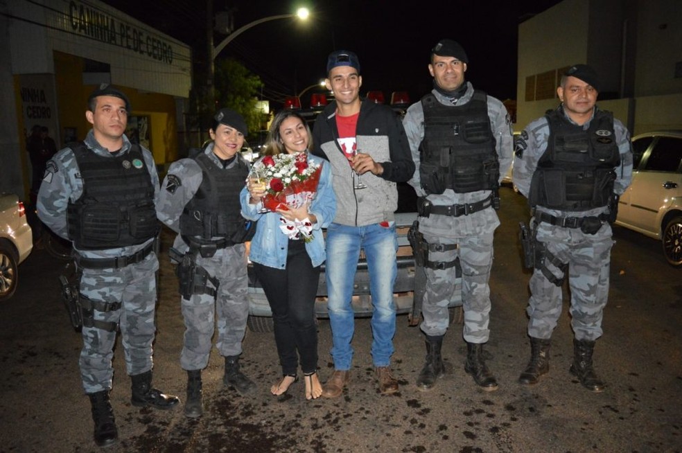 Noiva é pedida em casamento em simulação de prisão do namorado com apoio da PM, em Coxim.  Foto: Divulgação/Polícia Militar 