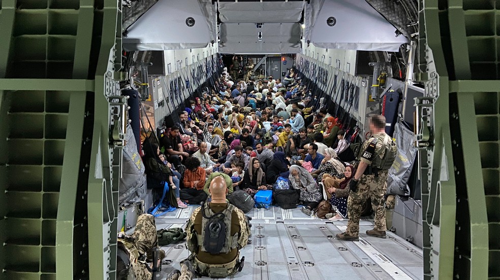 Avião militar alemão transporta refugiados do Afeganistão — Foto: Reprodução