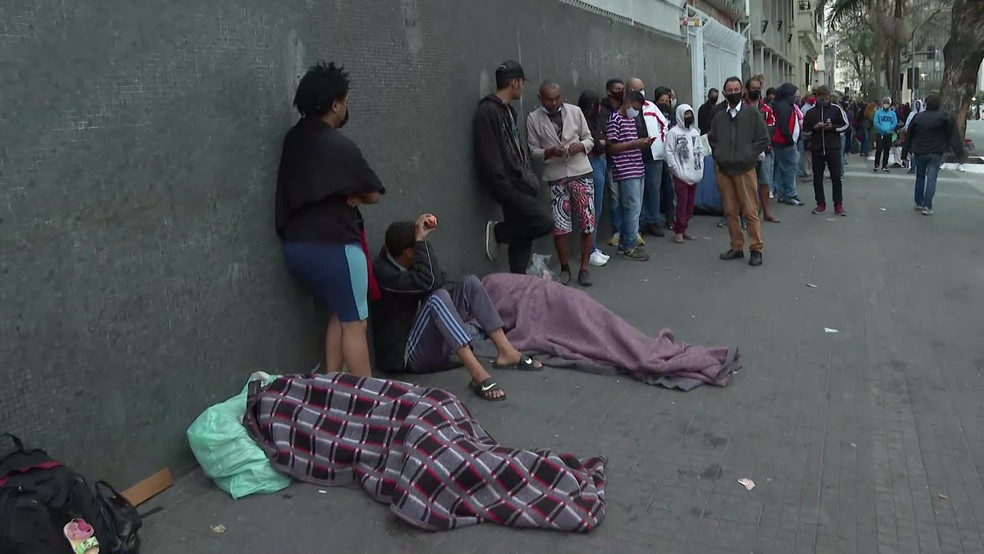 Instituto de Identificação, no Centro de SP, tem fila para retirada de segunda via do RG — Foto: Reprodução/TV Globo
