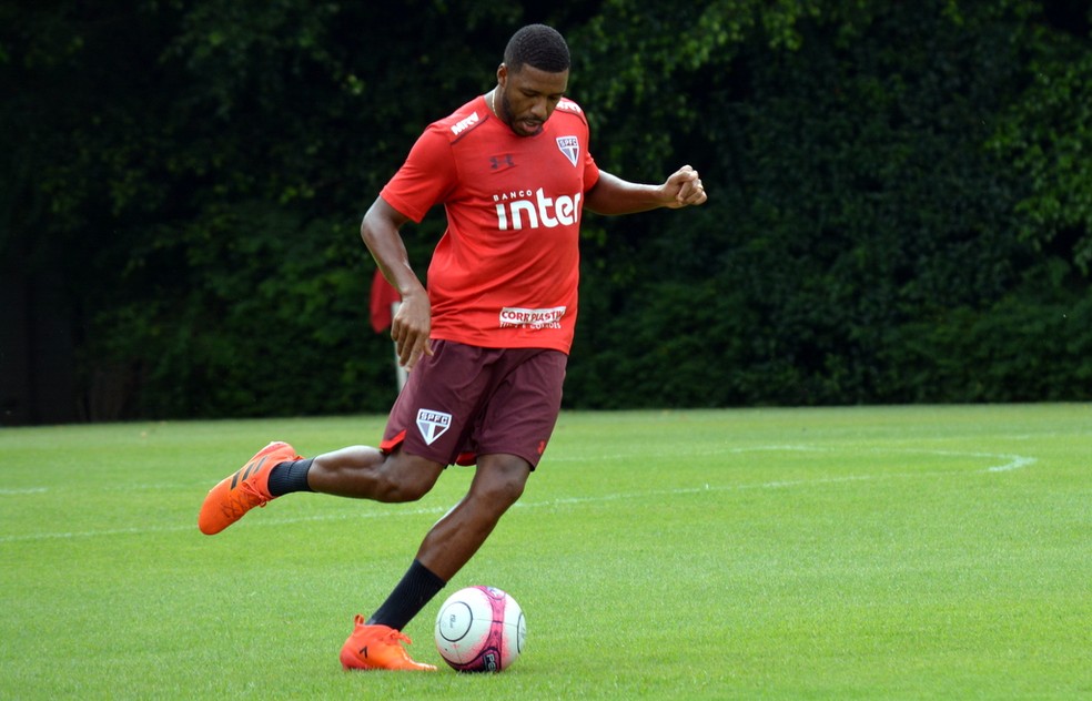 Jucilei começa a treinar no campo do CT do São Paulo (Foto: Érico Leonan / saopaulofc.net)