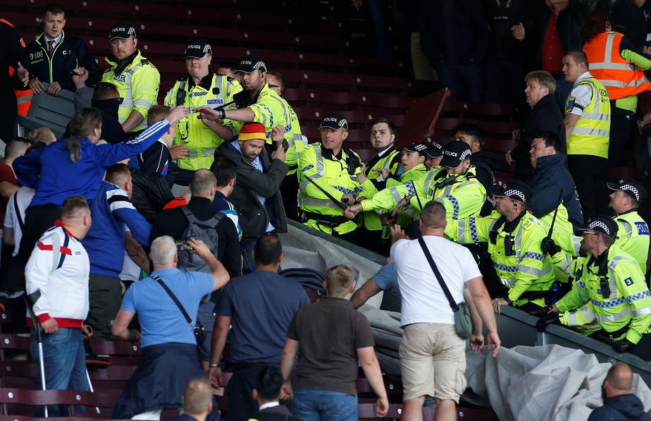 Torcida de time alemão causa incidentes, e amistoso é suspenso na Inglaterra