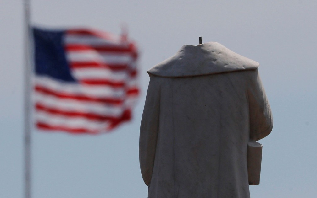  Estátua de Cristóvão Colombo sem cabeça no parque Byrd, em Boston, na quarta-feira (10) — Foto: Reuters/Brian Snyder 
