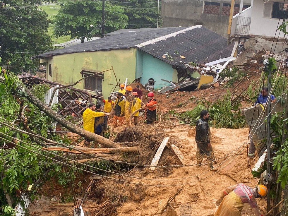 Busca por desaparecidos no deslizamento de terra no bairro Monsuaba, em Angra dos Reis — Foto: Divulgação/Defesa Civil