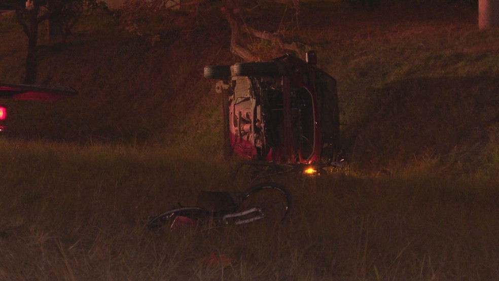 Carro de motorista com sinais de embriaguez nas margens da BR-020 após atropelamento, no DF — Foto: TV Globo/Reprodução