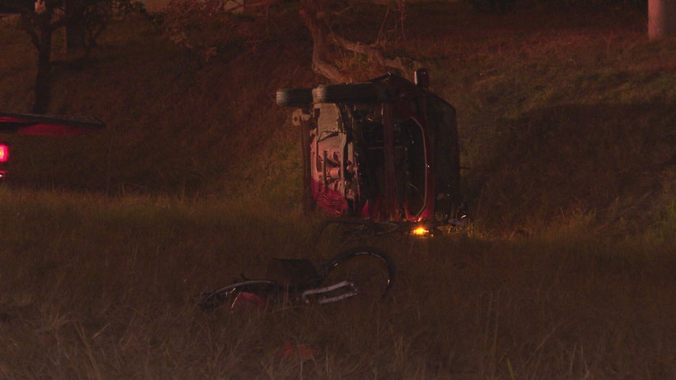 Carro de motorista com sinais de embriaguez nas margens da BR-020 após atropelamento, no DF — Foto: TV Globo/Reprodução