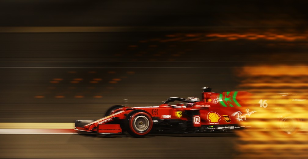 A Ferrari de Charles Leclerc mostrou reação nesta classificação após um ano de 2020 para esquecer — Foto: Bryn Lennon/Getty Images