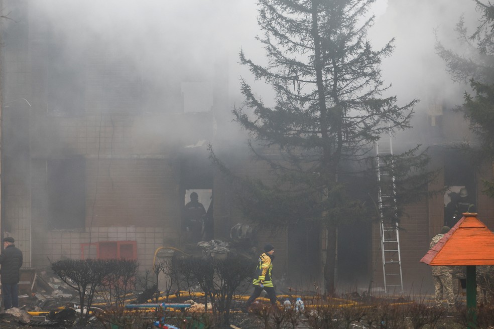 Equipes de resgate trabalham nas buscas por vítimas de queda de helicóptero na cidade de Brovary, nos arredores de Kiev, no dia 18 de janeiro de 2023 — Foto: Valentyn Ogirenko/Reuters