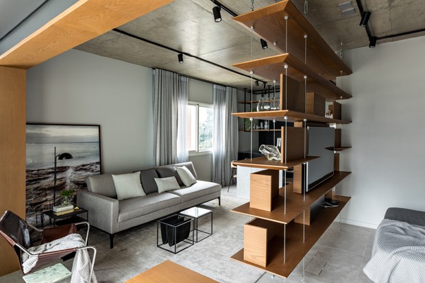 70 m² com integração máxima e tons de cinza no décor  (Foto: Fran Parente)