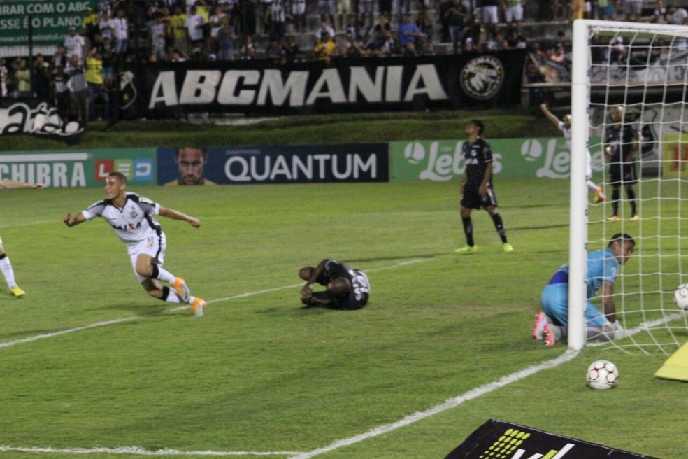 Ceará marca com Arthur e vence o ABC no Frasqueirão (Foto: Fabiano de Oliveira/GloboEsporte.com)