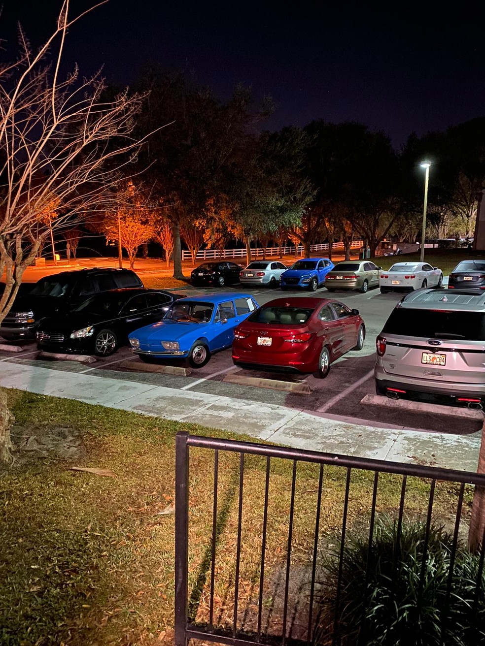 Brasília se destaca no estacionamento do prédio do caminhoneiro, mas fica na casa dos amigos do brasileiro, o casal Glener e Rebeca, que tem garagem coberta: "Cuidam dela quando estou na estrada." — Foto: Arquivo pessoal 