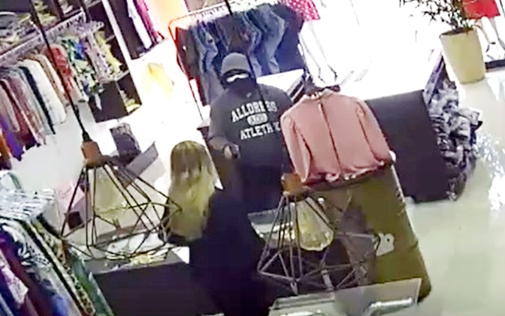 Assaltante armado prende vendedora em sala para roubar loja em Ibitinga — Foto: Reprodução/Câmera de segurança
