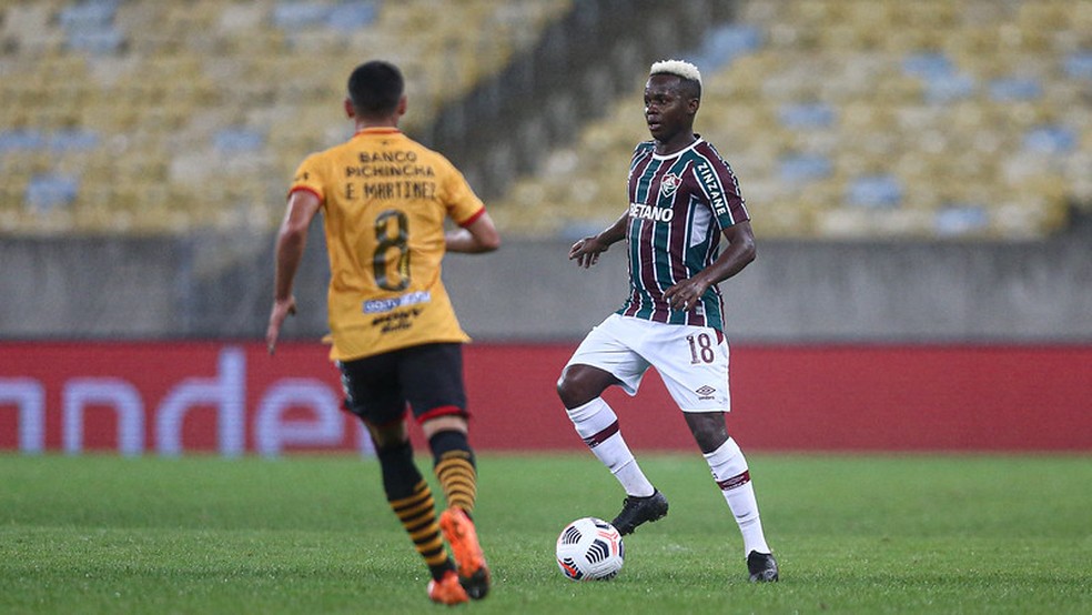 Cazares teve lampejos em seu retorno ao time titular — Foto: Lucas Merçon / Fluminense FC