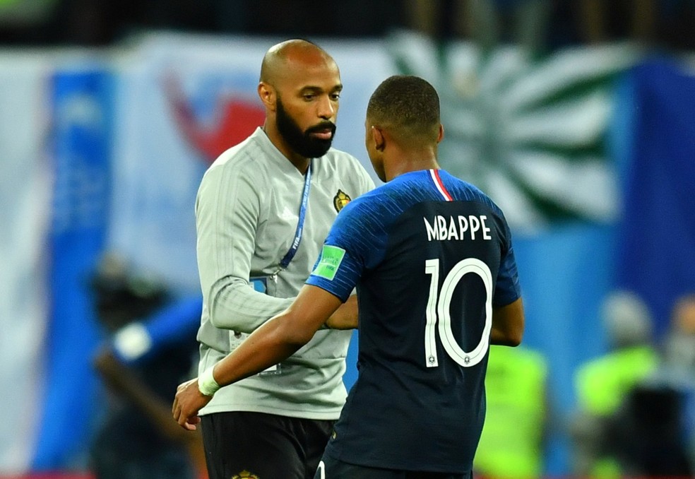 "Ele não corre, ele voa": arranques e dribles levam Mbappé 
