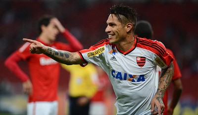 Guerrero chega ao jogo número 50 no Fla entre cartões e 17 gols