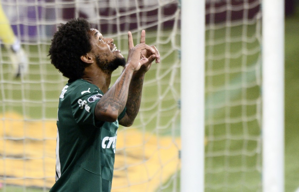 Em goleada, Palmeiras mostra eficiência ofensiva de esquema com 3 zagueiros