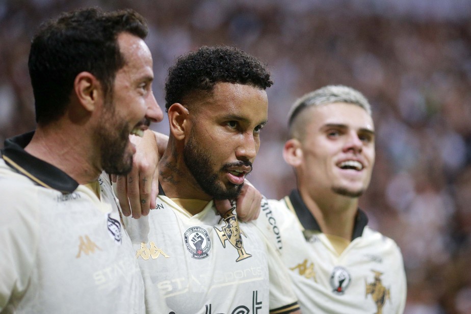 Nenê (primeiro à esquerda), Jair e Gabriel Pec comemoram gol do Vasco sobre o Nova Iguaçu
