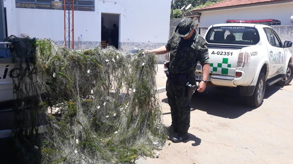 Foram apreendidos 900 metros de redes de pesca em Presidente Epitácio (SP) — Foto: Polícia Militar Ambiental