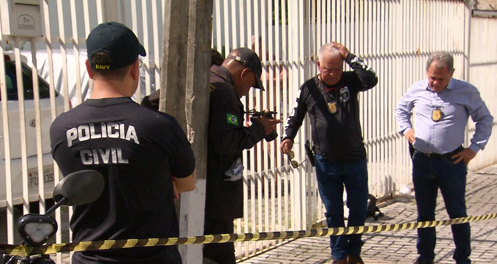 Policiais civis estiveram  no loocal onde um suspeito de assalto foi morto por um PM, na Zona Oeste do Recife — Foto: Reprodução/TV Globo