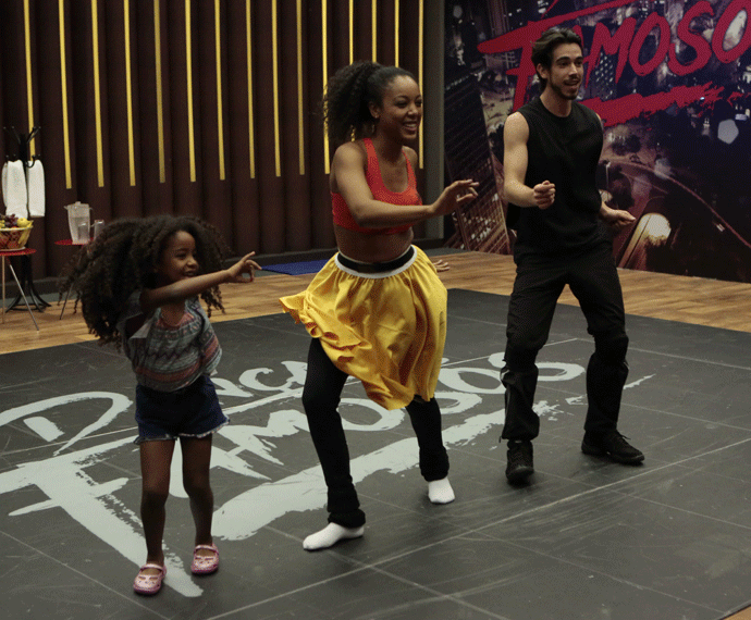 Negra Li dança com a filhinha e com Edgar Fernandes (Foto: Felipe Monteiro / Gshow)