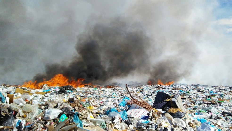 Incêndio em lixão já dura quase 24 horas em Patos, no Sertão da Paraíba (Foto: Rafaela Gomes/TV Paraíba)