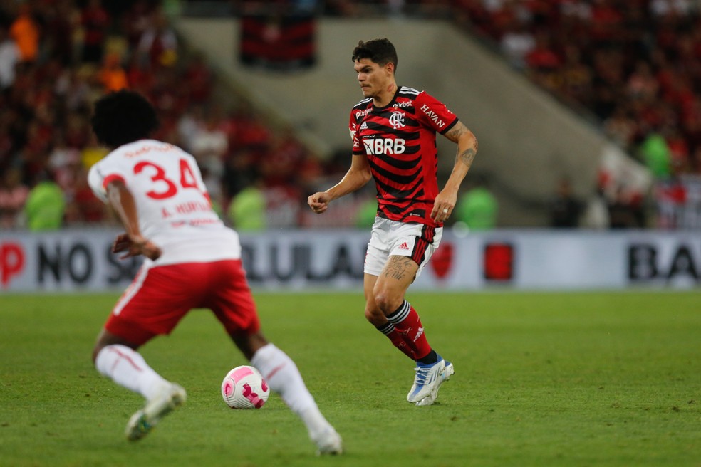 Ayrton Lucas em a&ccedil;&atilde;o durante Flamengo 4x1 Bragantino &mdash; Foto: Gilvan de Souza/Flamengo