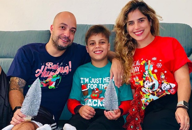 Camilla Camargo no Natal 2018 na companhia do marido, Leonardo Lessa, e do enteado, Antônio (Foto: Reprodução/Instagram)