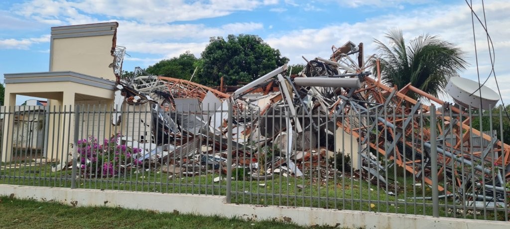 Após ventania, torre telefônica desaba e destrói parte de igreja em MT; veja vídeo 
