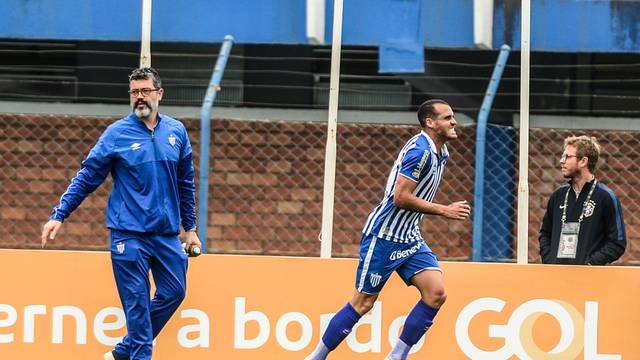 Pedro Castro comemora gol do AvaÃ­