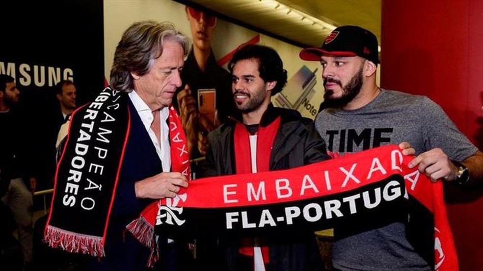 Jorge Jesus foi recepcionado por membros da embaixada do Flamengo em Lisboa — Foto: Reprodução / A Bola