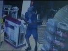 Criminosos usam carro para invadir e assaltar loja de celulares; veja vídeo