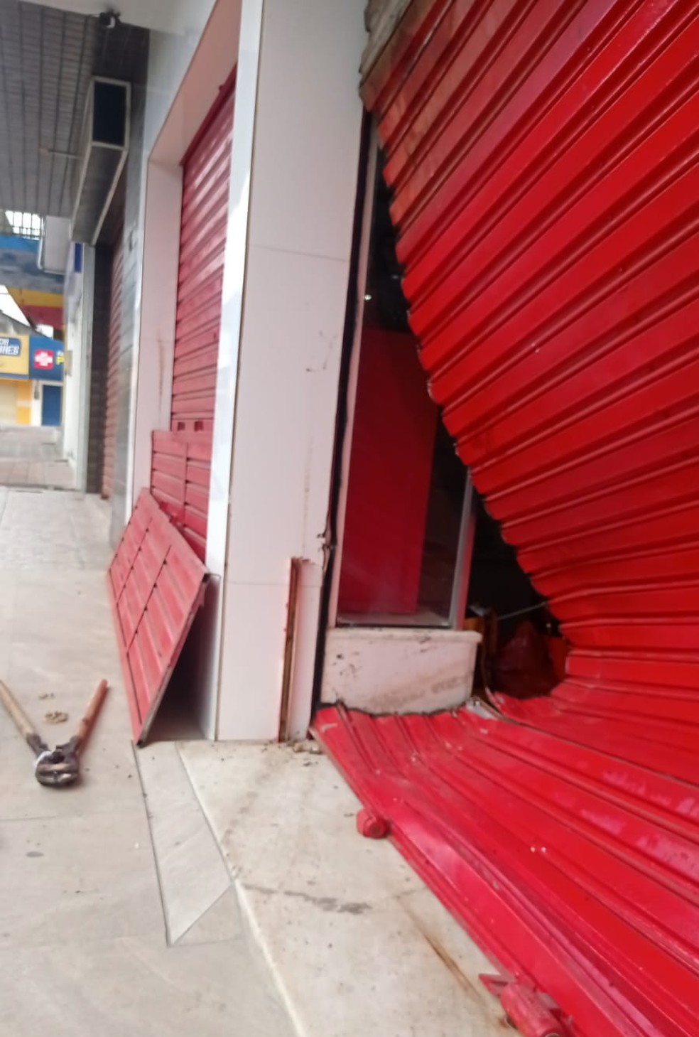 Criminosos arrumbaram a joalheira em União dos Palmares, Alagoas — Foto: Polícia Civil