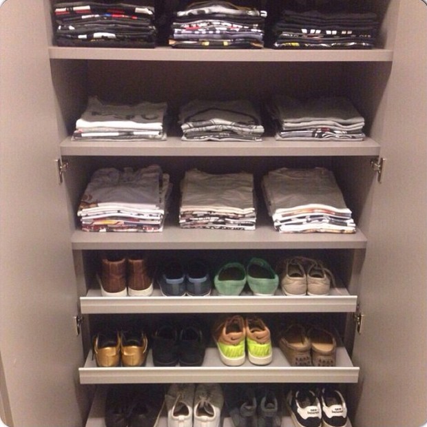 Armário organizado na casa de Thiaguinho e Fernanda Souza: calçados em ordem e camisetas bem dobradas mantém o cômodo arrumado (Foto: Reprodução/Instagram)