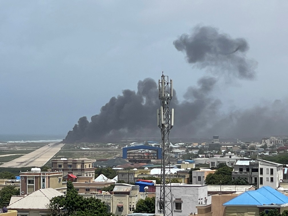Fumaça de acidente em pouso na Somália é vista a distância — Foto: Abdirahman Mohamed Arab via Reuters