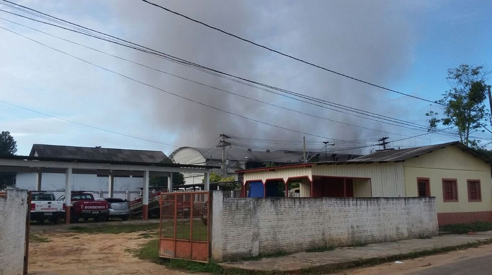 Incêndio atingiu distribuidora de energia em Cruzeiro do Sul (Foto: Adelcimar Carvalho/G1)
