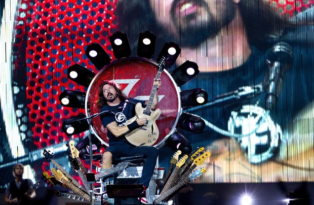 Dave Grohl em seu trono iluminado em show do Foo Fighters (Foto: Getty Images)