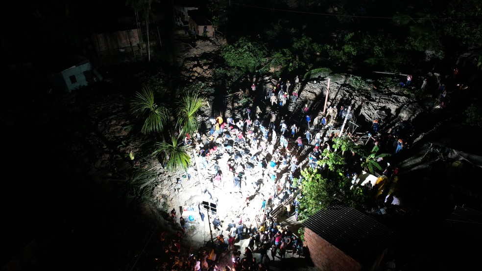 Imagens feitas durante resgate no deslizamento de terra no bairro Jorge Teixeira — Foto: Semcom