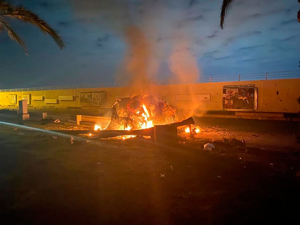 Foto mostra veículo em chamas após ataque contra o Aeroporto Internacional de Bagdá, no Iraque   — Foto: AI do Primeiro Ministro do Iraque via AP