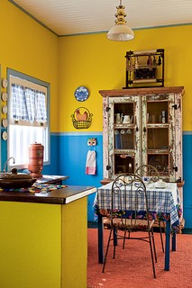 A pequena casa de hóspedes, de 60 m², recebeu decoração colorida da designer de interiores Neza Cesar. Como só é usada aos fins de semana, a cozinha pode ser bem pequena, sem a preocupação de espaço para armários e eletrodomésticos